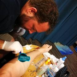 So hat Doktor Tobi fast zwei Wochen mein Bein versorgt. Hoch konzentriert darauf,mich schnell wieder zu heilen
