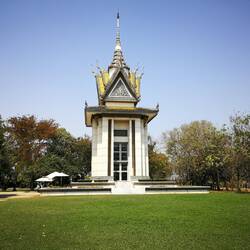Diese Gedenkstätten wurde auf den Killing Fields errichtet um die Opfer zu ehren.