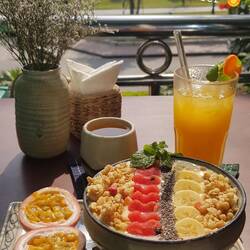 Frühstück: Smoothie Bowl und Passionsfrucht Shake