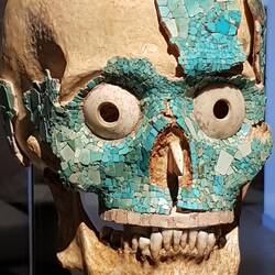 Türkisbesetzter Schädel aus Tumba 7, Zapoteken in Monte Alban