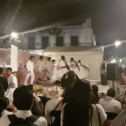 Am Abend auf Zocalo: Volkstanzgruppe der Mixteken