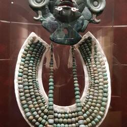 Jademaske+Brustamulett, Grabbeigabe Mayakönig ca.600 bis 750 n.Ch. sollte Nachleben standesgemäß ermöglichen