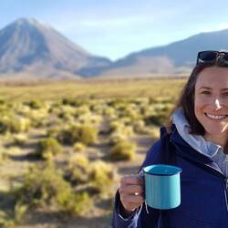 Roseline geniesst zum Frühstück einen Mate de Coca vor dem Licancabur