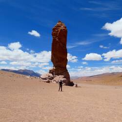 Die Monjes de la Pacana sind über 40 Meter hoch - da wirkt sogar Simon munzig