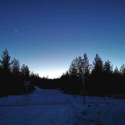 Hier stehen wir diese Nacht