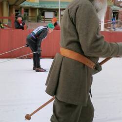 Sogar in ganz traditioneller Kleidung wird mitgemacht