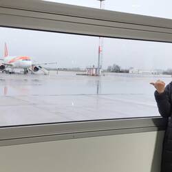 Der Abflug Naht, wurde beim Check-in noch Mal "nackig" gemacht, hatte Kettchen an den Schuhen😱