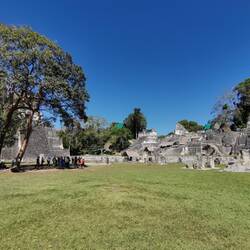 In der Necropole (rechts zu sehen) wurden bereits über 15 dort beerdigte Könige Tikals gefunden