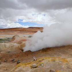 Die Gegend ist vulkanisch aktiv und hat zahlreiche Geysire und Fumarolen, wie diejenige auf dem Bild