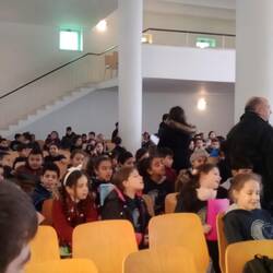 Bei der Andacht in der Grundschule
