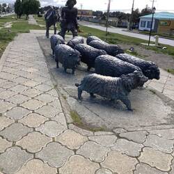 Beautiful sculpture in the middle of a veryt wide boulevard