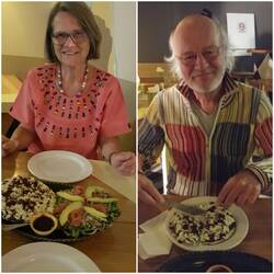 Tostadas mit Quesadillo/ Chapulines und Salchicha de Ejutla