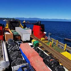 Das kleine Boot schubst uns einfach herum ....