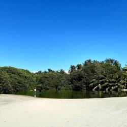 Süßwasserlagune am Strand