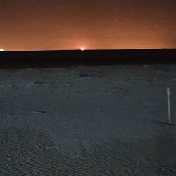 Keine Sonne. Gas wird abgefakelt.