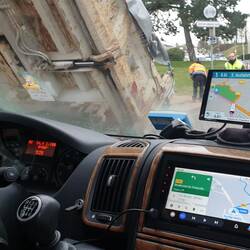 Baustelle verengt die Fahrbahn