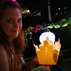 Diese Laternen setzt man zusammen mit einem Wunsch ins Wasser.