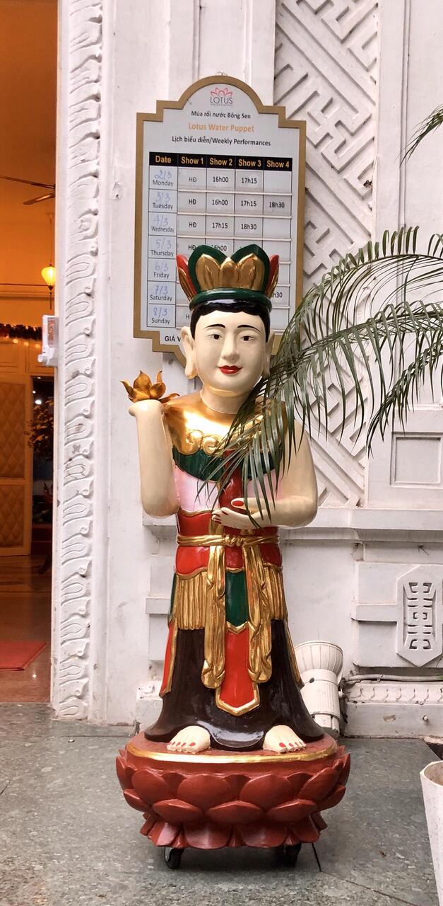 Eine Puppe am Eingang