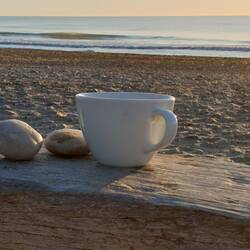 Morgenstund hat Kaffee in der Tasse