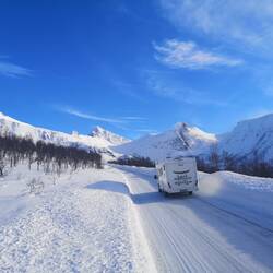 hier sieht man die straße mit der schneewand bei der die autos von hinten kamen