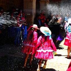 An Schaum aus der Sprühdose wird beim Carnaval in Bolivien nicht gespart