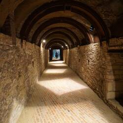 In Colle di Val d' Elsa geht es erst durch eine Galerie