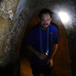 Selbst Tobi kann nahezu aufrecht gehen. Die Tunnel sind also riesig 😉