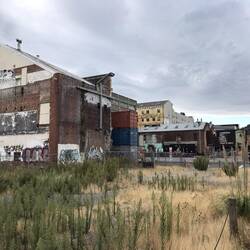 Brachgelände mit Streetart (nach dem Erdbeben von 2011)