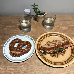 Frühstück mit Laugengebäck
