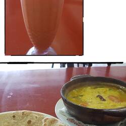 Chapati mit Clay Pot Curry und dazu einen Erdbeer-Mango-Ananassaft