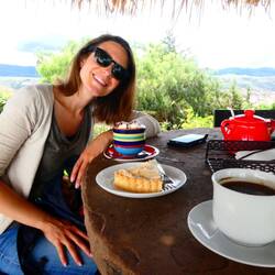 Roseline erfreut sich im Café La Recoleta einer Tarta de Limón & eines Cappuccinos mit Marshmallows