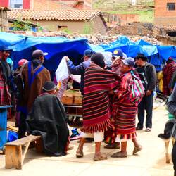 Auf dem Markt von Tarabuco halten die Einheimischen einen Schwatz und sind zu Spässchen aufgelegt