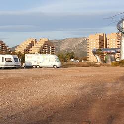 Freisteher morgens auf einem Strandparkplatz