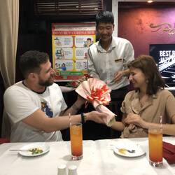 und die beiden bekommen Honeymoon Geschenke