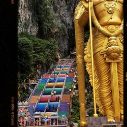 Eingang der Batu Cave mit der goldene Statue des Gottes Murugan