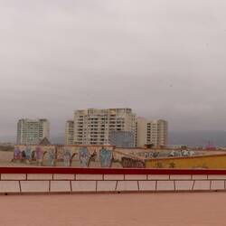 Gegensätze: vorne restaurierte Mauer des Leuchtturms, dahinter Ruinen und Neubauten