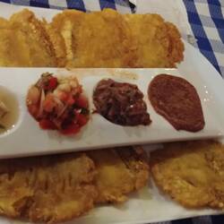 Keine Schonkost: Patacones tiquicita ( fritierte Bananen mit 4 Salsas)
