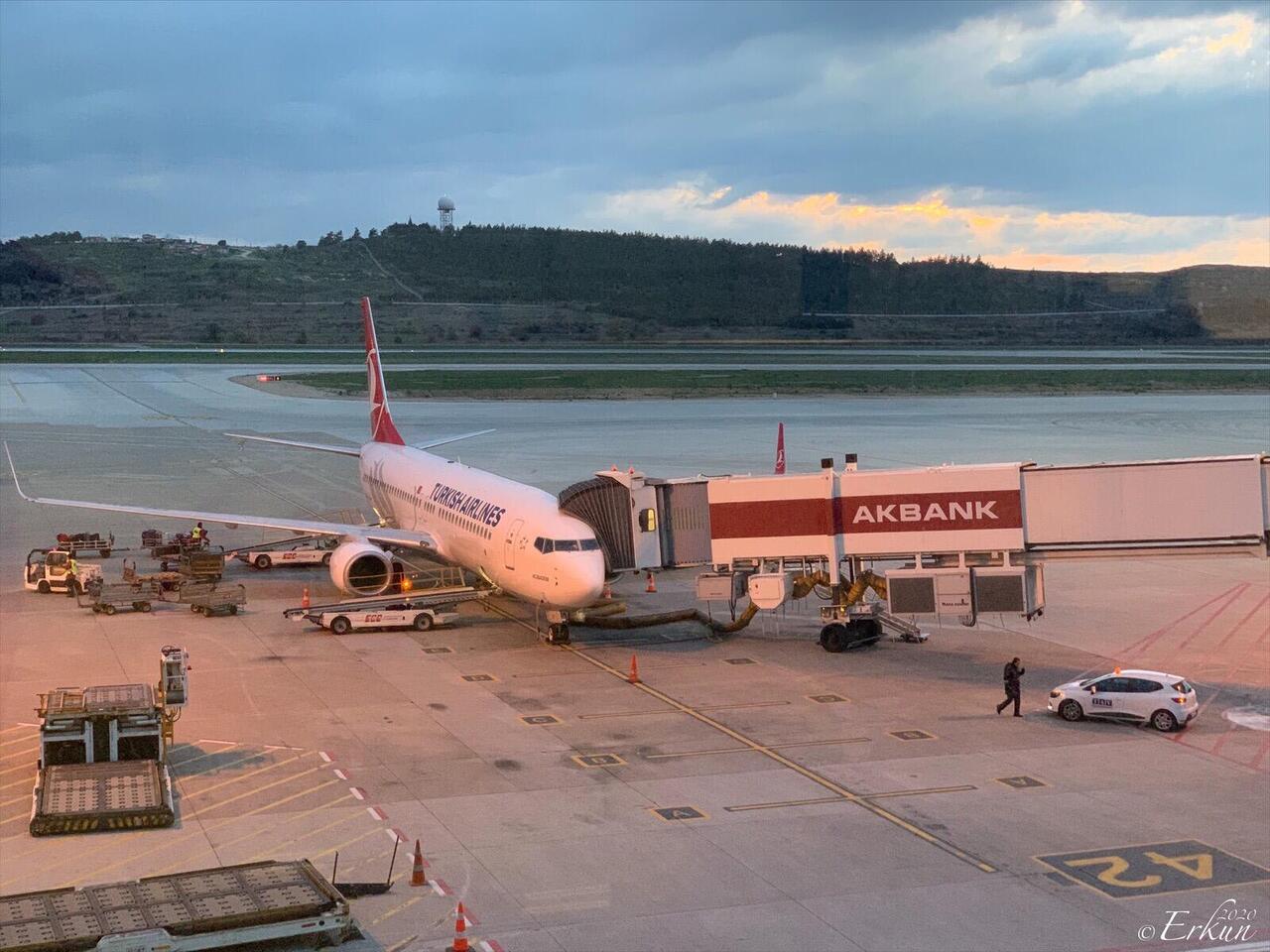 TK2309 awaiting us at Gate 242 ... @ ADB — İzmir, Turkey.