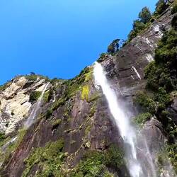Wasserfall mit Regenbogen