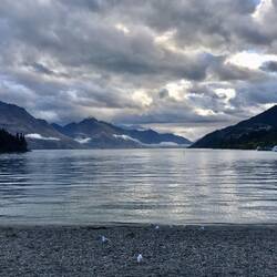 Blick auf den See in der Stadt