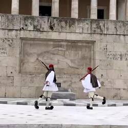 "Tanz" der Wachen vor dem Parlament