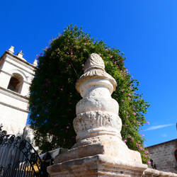 Die weisse Stadt bietet zahlreiche schöne Bauten aus Sillar, dem Vulkangestein