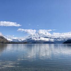Der See, diesmal mit schönen Wolken über den Bergen...