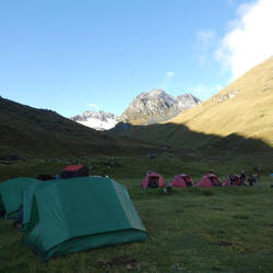 Irgendwo im Nirgendwo: Nacht zwei verbringen wir im Zelt, umgeben von wunderschönen Bergen