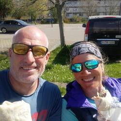 Döner auf der Bahnhofsbank.