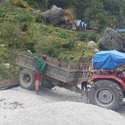 Ralf spielt mit den Kleinen.