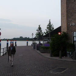 Der alte Mann hielt mit mir ein Schwätzchen auf Deutsch.