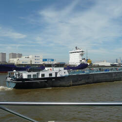 Rheinschiff trifft auf Ozean-Frachter.