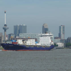 Grössenvergleich Ozean-Frachter und Rheinschiff.