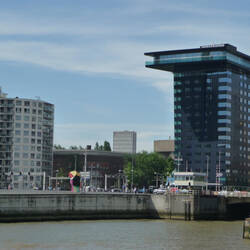 Unser Hotel (der Turm rechts) in Rotterdam.